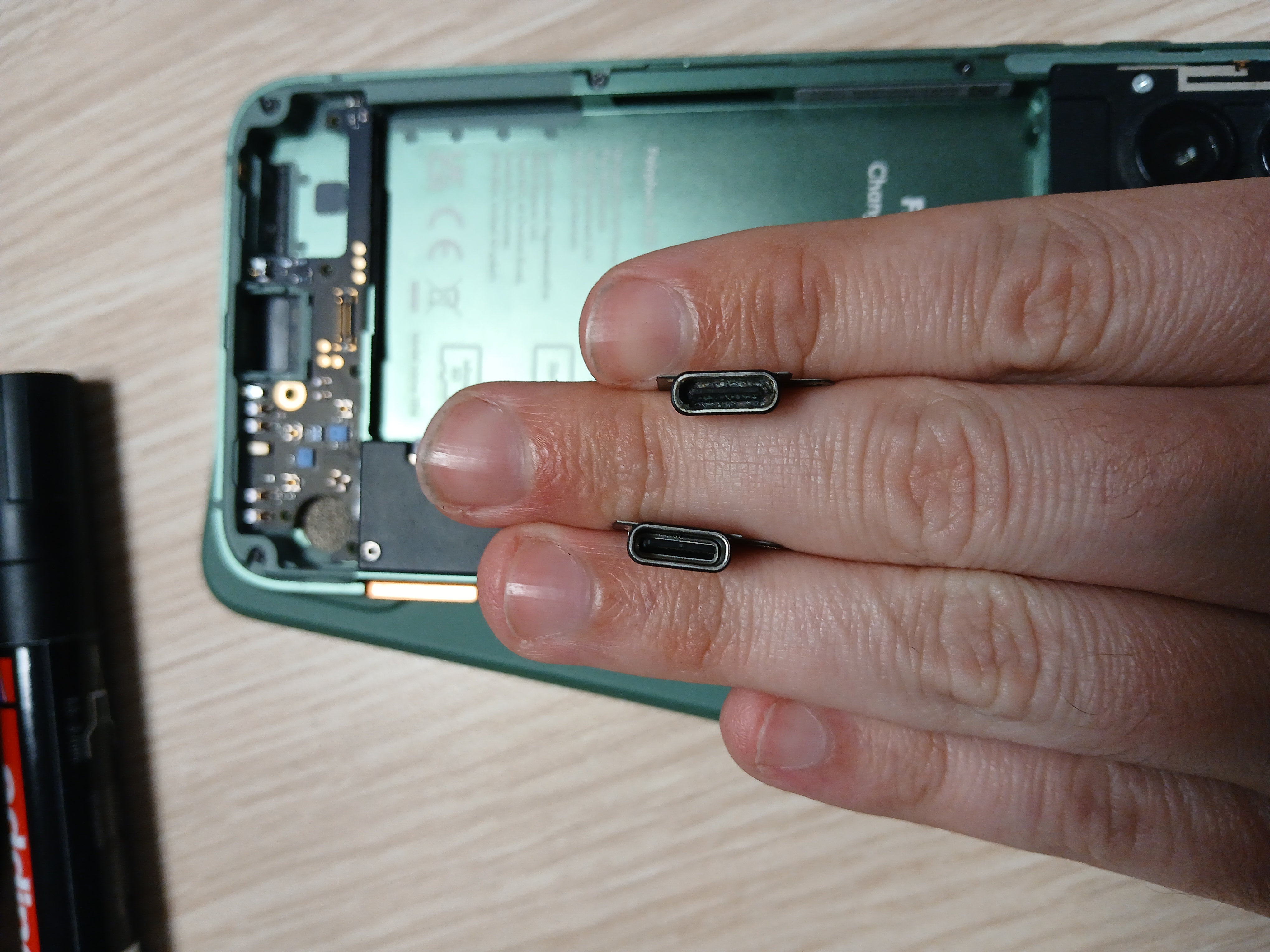 A gauche, le port USB-C neuf, et à sa droite, le port USB-C d’origine.